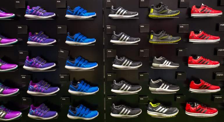adidas-zapatillas-recurso-estanteria-dreamstime.jpg