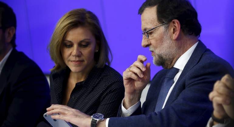 rajoy-cospedal-movil-reuters.jpg