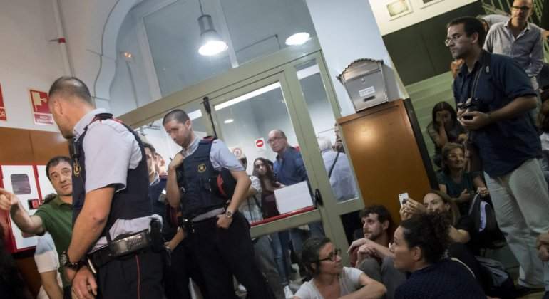 cataluna-colegios-padres-mossos-efe.jpg
