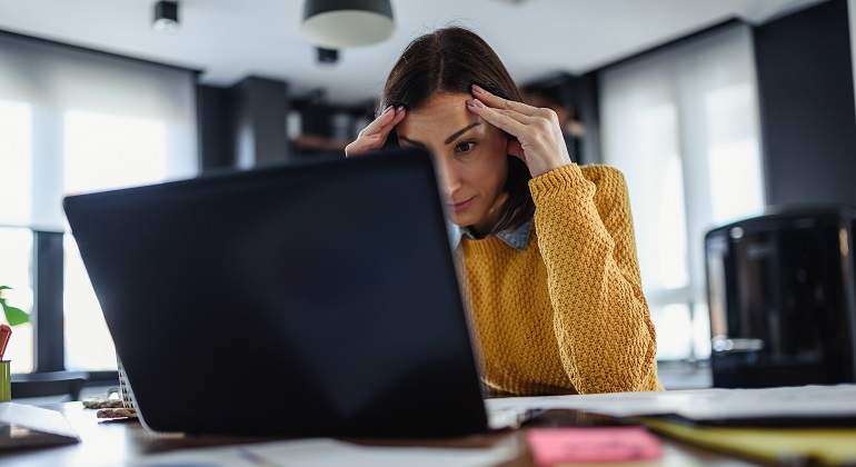 Un-mujer-concentrasa-delante-de-un-portatil-iStock.jpg