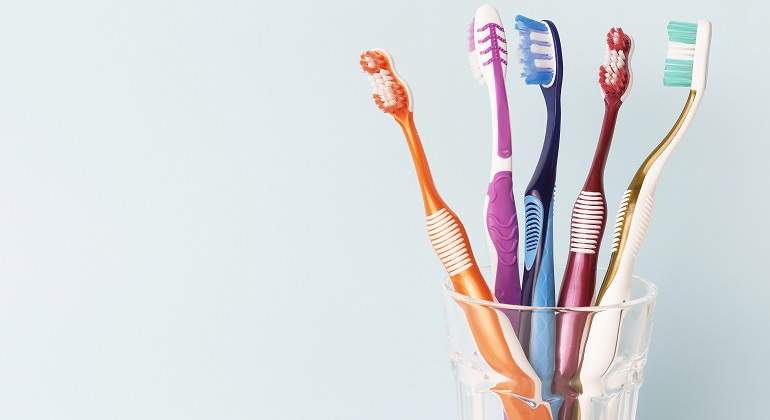 Cepillos-de-dientes-de-colores-en-un-vaso-iStock.jpg