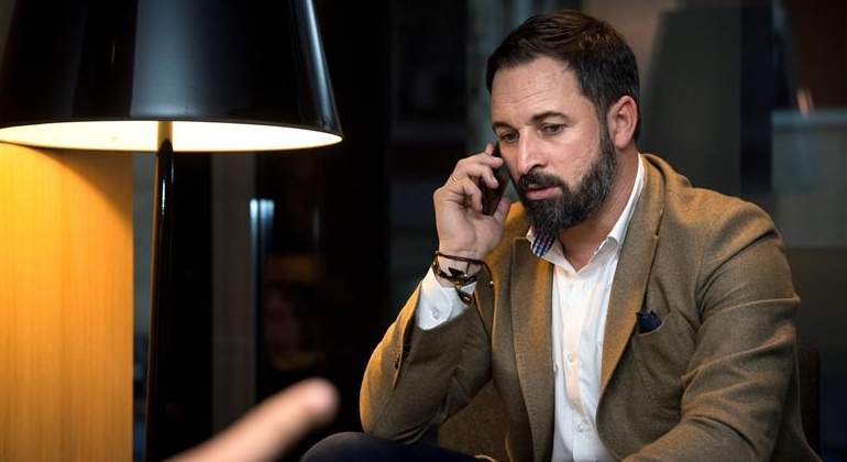 santiago-abascal-vox-telefono-efe.jpg