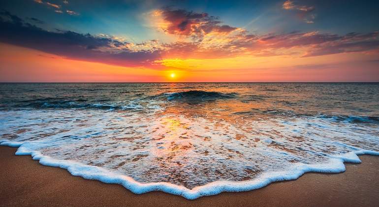 La-orilla-del-mar-con-el-sol-poniendose-al-fondo-iStock.jpg