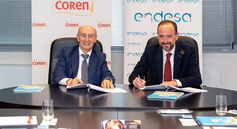 El-presidente-de-la-cooperativa-gallega-Manuel-Gomez-Franqueira-y-el-director-de-Clientes-B2B-de-Endesa-Juan-Jose-Munoz.jpg