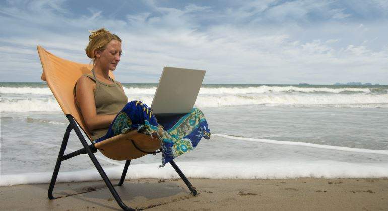 teletrabajo-playa-770-dreamstime.jpg