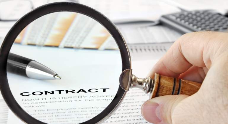 contrato-lupa-mano-dreamstime.jpg