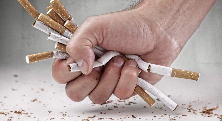 FUMAR-MANO-CIGARROS-DREAMSTIME.jpg