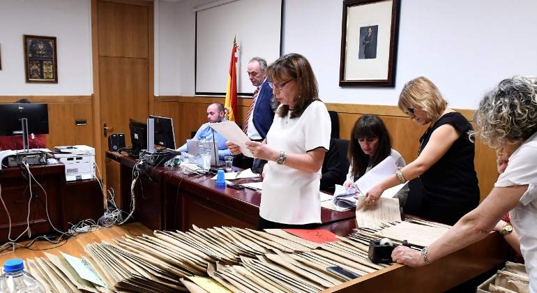 recuento-votos-leon-26m-efe.jpg