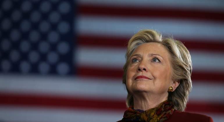 clinton-bandera-fondo-reuters.jpg