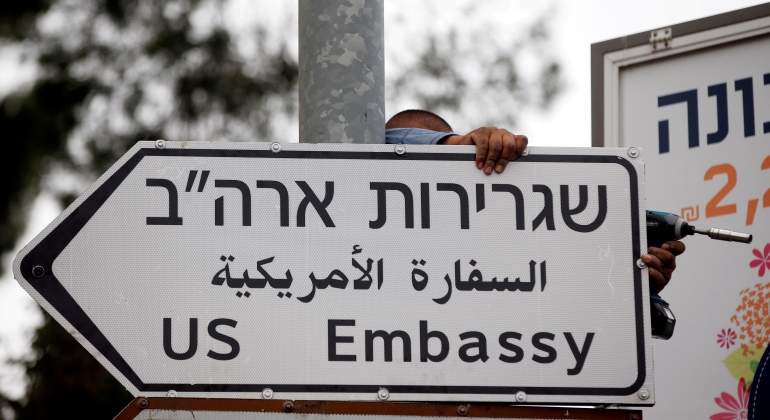 cartel-embajada-jerusalen-eeuu-reuters.jpg