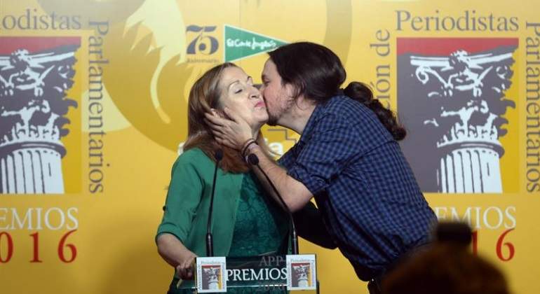 iglesias-beso-pastor-efe.jpg