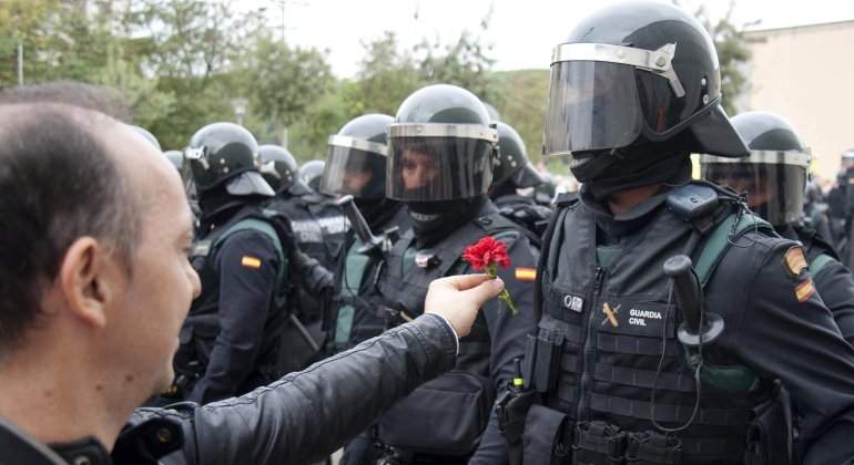 referendum-policia-clavel-efe.jpg