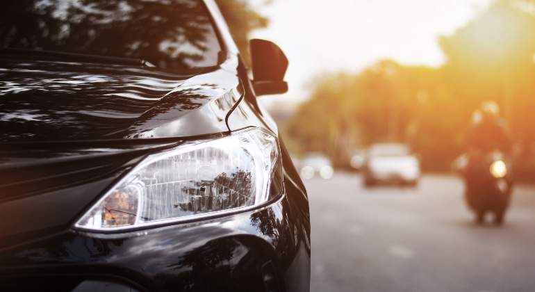 luces-coche-negro-dreamstime.jpg