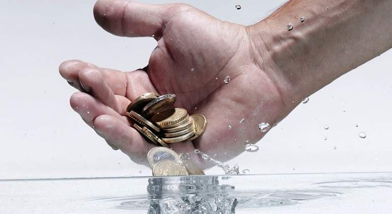 agua-mano-dinero-getty.jpg