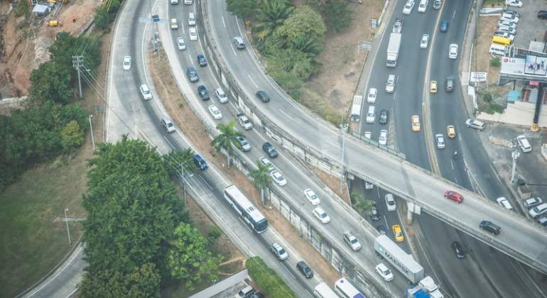 Vista area de varias carreteras con trfico