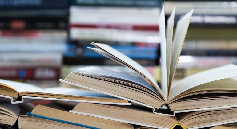 monton-de-libros.jpg