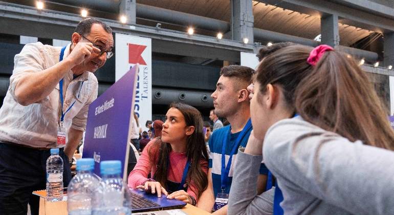 Profesor-con-alumnos-en-campeonato-Young-Business-Talents-1-1.jpg