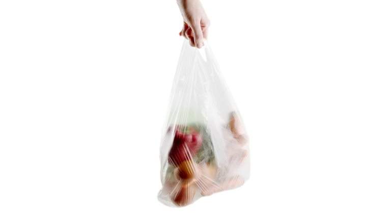 bolsa-plastico-llena-mano-dreamstime.jpg