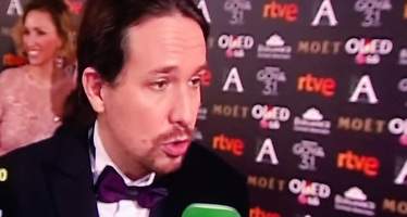 Pablo Iglesias repite en los Goya 2017 el look de esmoquin y pajarita que introdujo en los premios de 2016