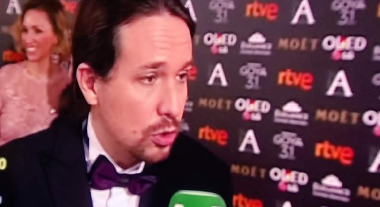 Pablo Iglesias repite en los Goya 2017 el look de esmoquin y pajarita que introdujo en los premios de 2016