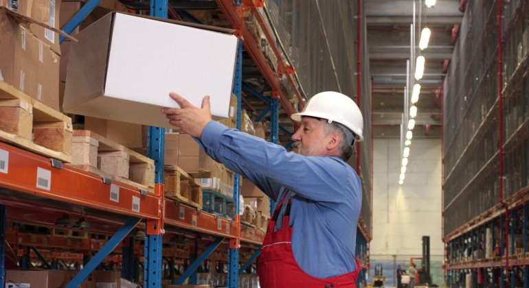trabajador-senior-mayor-almacen-caja-peso-estanteria-770-dreamstime.jpg