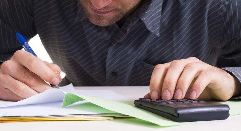 cuentas-calculadora-papeles-770-dreamstime.jpg