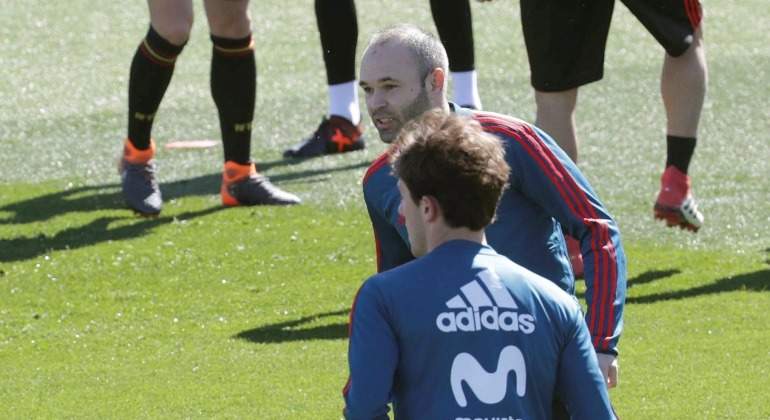 Iniesta-Entrenamiento-Espana-2018-EFE.jpg