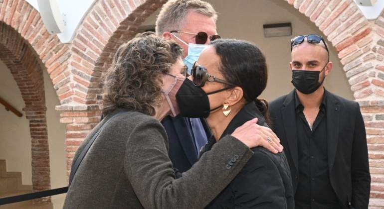 abrazo-mujeres-santana-770.jpg