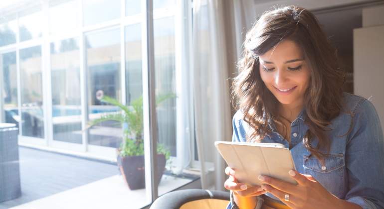 mujer-tablet-consulta-dreamstime.jpg