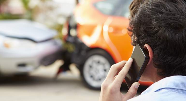 accidente-trafico-aviso-movil-dreamstime.jpg