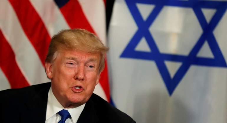 trump-bandera-israel-davos-reuters.jpg
