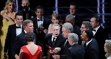 Error en el Oscar a mejor película: a  Warren Beatty le dan otro sobre