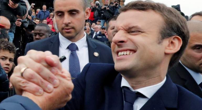 macron-saluda-manos-reuters.jpg