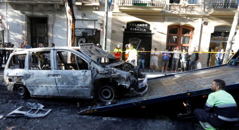 coche-calcinado-grua-cataluna-protestas-sentencia-reuters.jpg