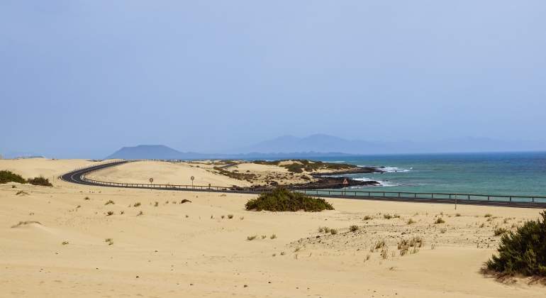 carretera-dunas-fuerteventura-dreamstime.jpg