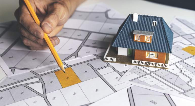 comprar-un-terreno-dreamstime.jpg
