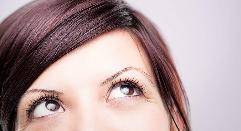 Ojos-mirando-hacia-arriba-mujer.jpg