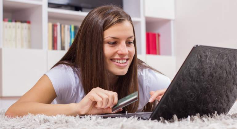 chica-ordenador-compra-dreams.jpg