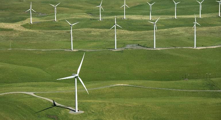 770-420-molinos-viento-campo-energia-renovable-verde-archivo.jpg