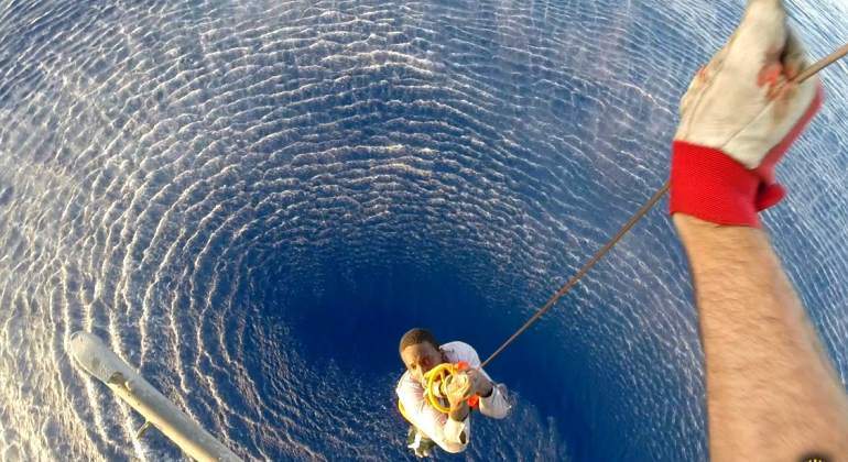 inmigrante-rescate-mediterraneo-helicoptero-reuters.jpg