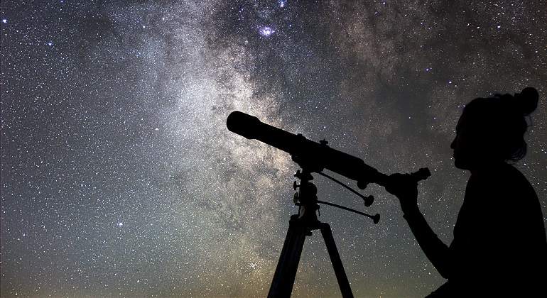 Mujer-con-telescopio-mirando-las-estrellas-iStock.jpg