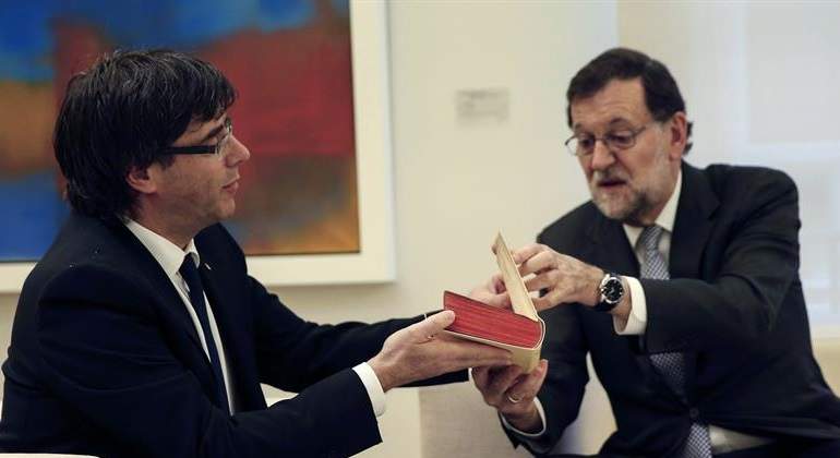 puigdemont-rajoy-quijote-efe.jpg