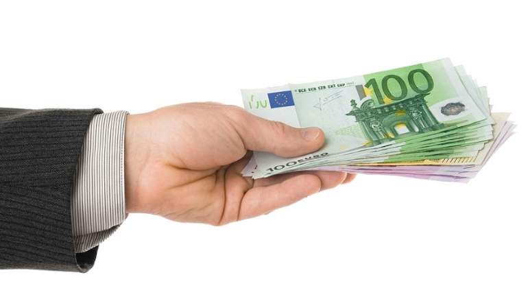 billetes-euros-mano.jpg