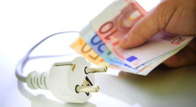 enchufe-billetes-mano.jpg