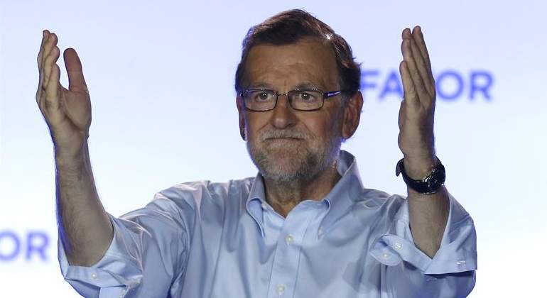 rajoy-brazos-victoria-26j-efe.jpg