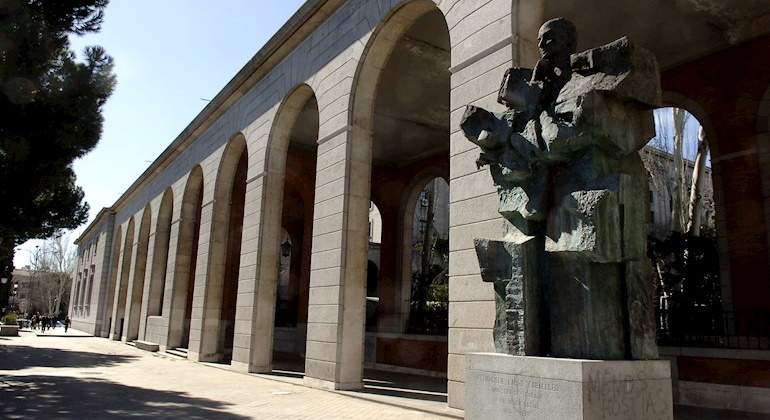 estatua-largo-caballero-efe.jpg
