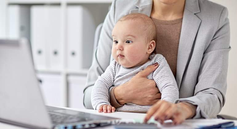 madre-bebe-ordenador-dreamstime.jpg