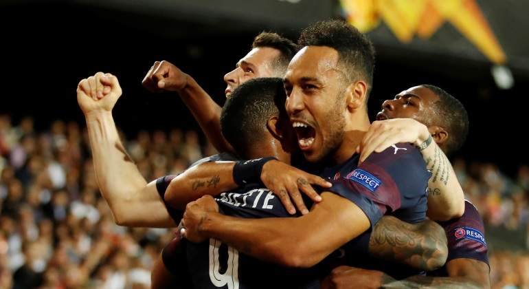 aubameyang-lacazette-celebra-valencia-reuters.jpg