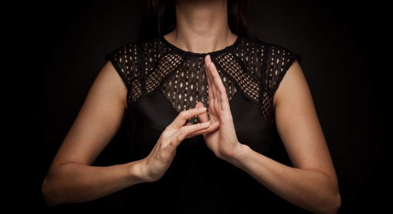 Una mujer emplea la lengua de signos