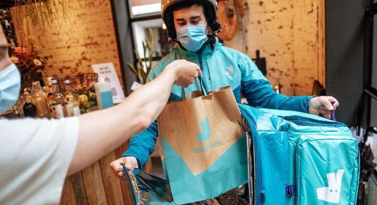 770-420-deliveroo-rider-comida-domicilio-europapress-ep.jpg